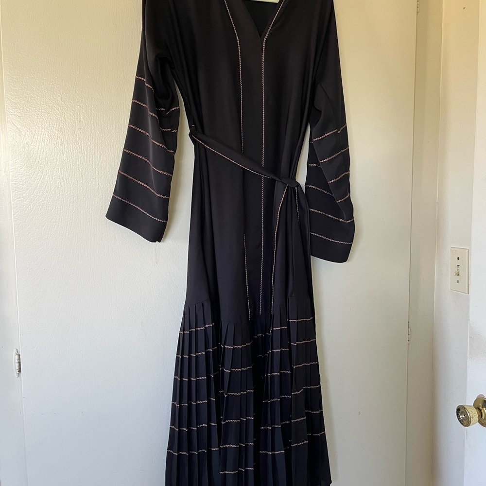 Black and brown striped and pleated abaya
